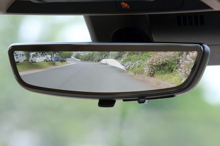 最新型のリアカメラミラーや、夜間に歩行者や動物を認識して赤外線映像を映し出す「エンハンスドナイトビジョン」など、装備は充実している。