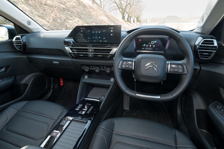 インテリアの設計は基本的にエンジン車の「C4」と共通。ダッシュボード中央の10インチタッチスクリーンは、ナビ機能はないがApple CarPlayやAndroid Autoに対応している。