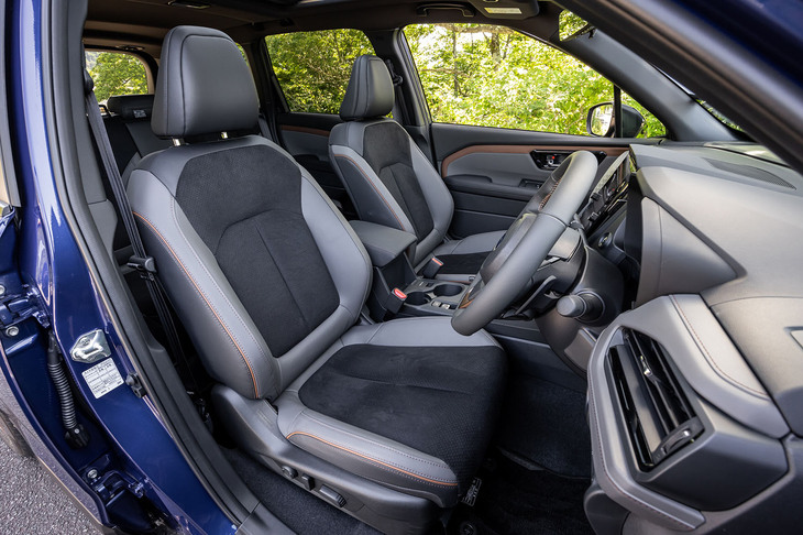 ウルトラスエードと合成皮革のコンビ表皮で仕立てられる「スポーツEX」のフロントシート。ブラウンのステッチやパイピングがアクセントとして取り入れられている。