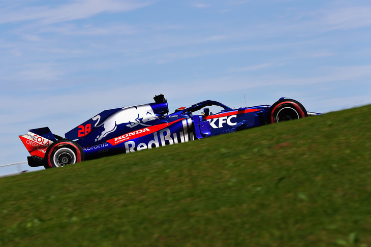 ホンダのパワーユニットの交換で最後列からのスタートとなったトロロッソの2台。しかし、ピエール・ガスリーが予選Q1で7位に入ったのをはじめ、Q2ではガスリー13位、ブレンドン・ハートレー（写真）14位と、そのパフォーマンスはレースごとに熟成が進んでいるようであり、来季からホンダに乗り換えるレッドブルのマックス・フェルスタッペンも期待を寄せるコメントを残していた。レースでは入賞圏が遠く、ハートレー11位、ガスリー14位でチェッカードフラッグを受けたが、エステバン・オコンとケビン・マグヌッセンの失格でハートレーはキャリアベストとなる9位入賞となった。（Photo=Toro Rosso）