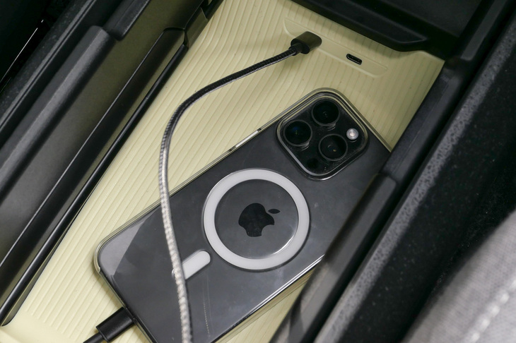 センターコンソールにはUSB-Cポートが2つ。まさかどちらも充電専用だったとは……。