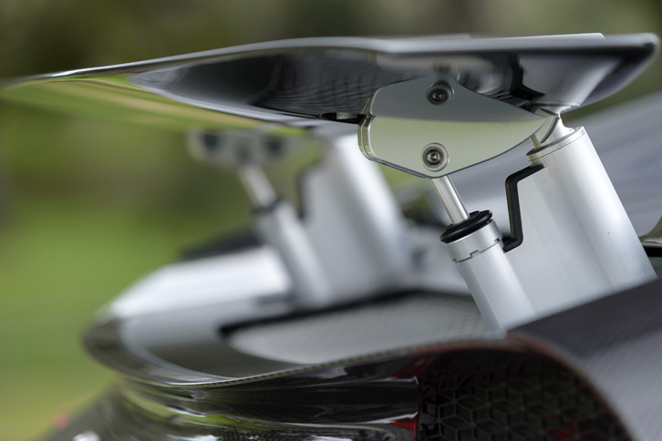 リアスポイラーは大きく立ち上がる“エアブレーキ”ポジションを含め、4種の位置で固定されるようになっている。