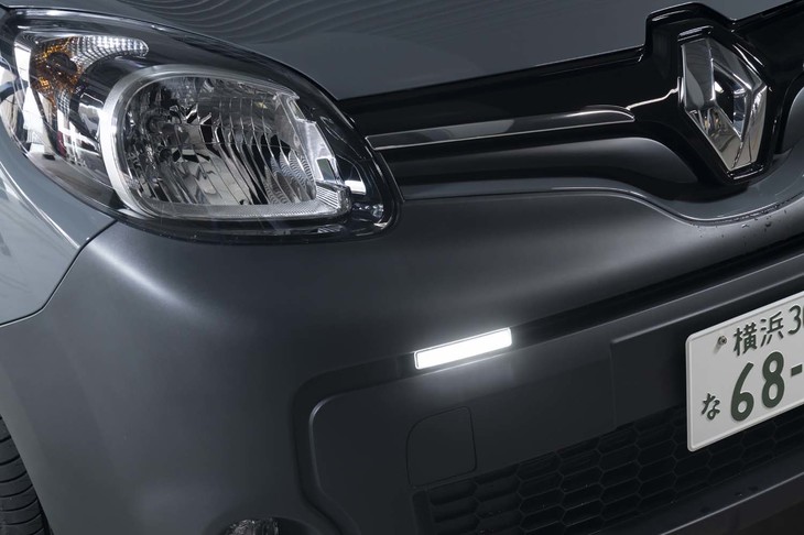 フロントバンパーにはLEDのデイタイムランニングライトを装備する。
