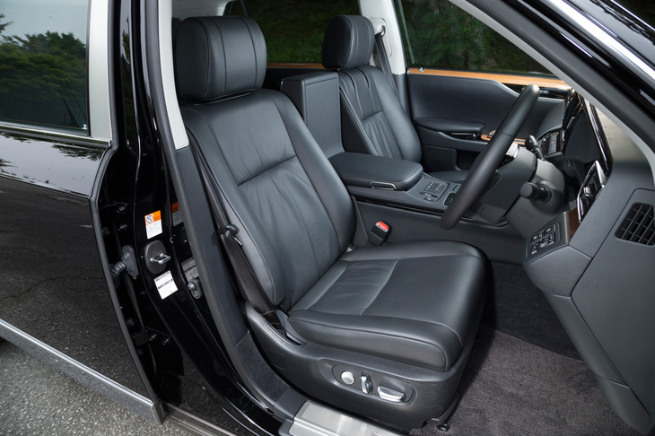 本革仕様“極美革”は54万円のオプション。標準仕様はウールファブリックとなる。シートおよびチルト＆テレスコピック調整は電動化されている。