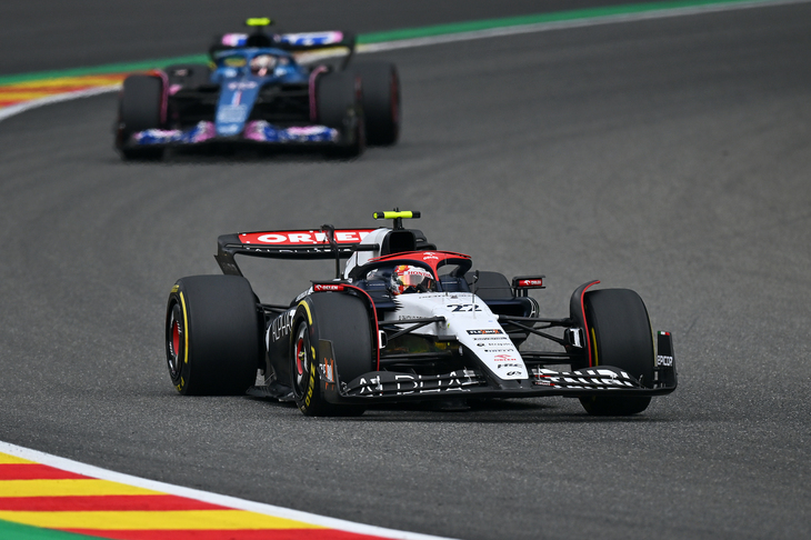 アルファタウリの角田裕毅（写真前）は、アルピーヌのガスリー（同後ろ）を抑え切り、今季3度目の10位入賞を果たした。予選ではQ3まであと一歩の11位となり、「ペースは良く、いいラップだった」と前向きなコメント。しかし翌日のスプリントでは、16位スタートの角田はスピンを喫し18位と振るわなかった。気を取り直して迎えたレースでは、スタートで8位にジャンプアップ、その後はエステバン・オコンのアルピーヌに抜かれるも、入賞圏内から外れることなく無事にチェッカードフラッグを受けた。コンストラクターズランキング最下位と苦しい状況が続くアルファタウリだが、今季獲得した3点はすべて角田によるもの。4月のアゼルバイジャンGP以来の入賞で前半戦を終えたことで、晴れやかな表情で夏休みを迎えることができたようだ。チームメイトのダニエル・リカルドは、予選でトラックリミットによるタイム取り消しとなり19位に沈んだのが響き、レースでは16位完走にとどまった。（Photo=Getty Images / Red Bull Content Pool）