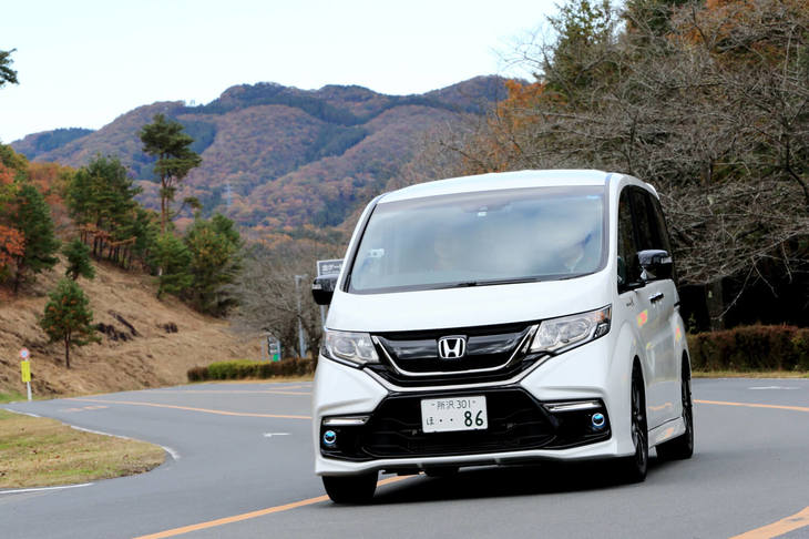 「モデューロX」の第3弾として登場した、シリーズ初の登録車である「ステップワゴン」。ベースとなったのはVTECターボによる力強い走りが好評のガソリン車で、直進安定性の改善に寄与するエアロパーツや、「ステップワゴン スパーダ」より15mm車高を下げる専用サスペンションなどを装備している。