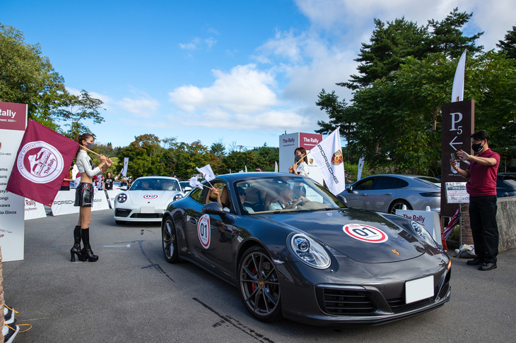 1日目の朝、リゾナーレ八ケ岳からカーナンバー順にスタート。1番は2017年「911カレラ4S」。