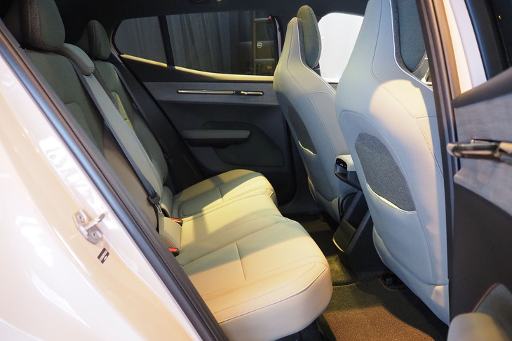 ボルボEX30クロスカントリー（リアシート）