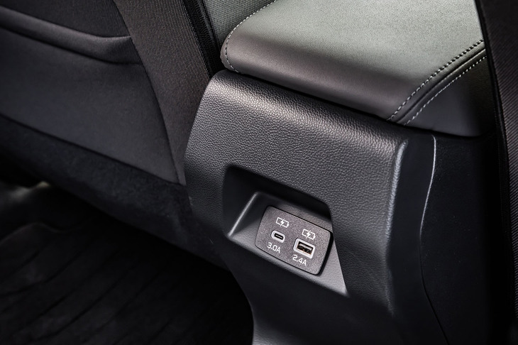 スバル・インプレッサ（リアのUSBソケット）