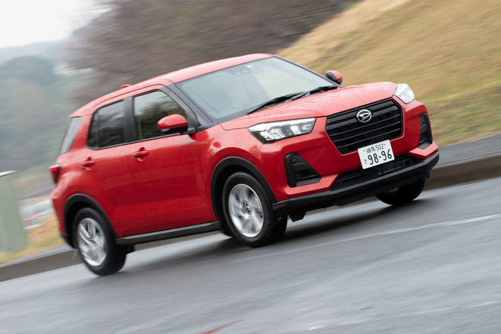 「ダイハツ・ロッキー」の車両重量は970～1050kg。小柄なボディーは、車重の軽さや生産コストの低さ、燃費性能のよさなどに貢献している。