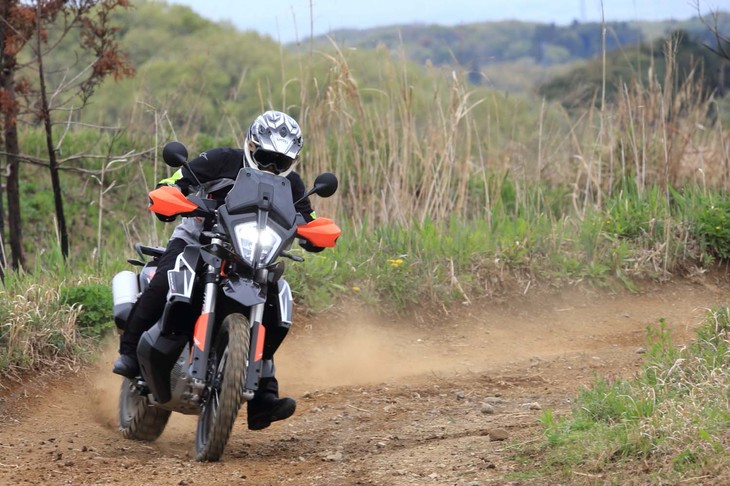 「790アドベンチャー」シリーズには、安定したコーナリングを実現するための、オフロードABS付きの「コーナリングABS」が搭載されている。