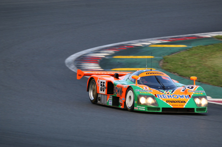 ルマン24時間耐久レースで優勝を果たした「マツダ787B」の55号車は、マツダミュージアムで動態保存されている。ステアリングを握るのは、Mr.ルマンこと寺田陽次郎氏である。71歳になっても、その華麗なドライビングは健在。4ローターサウンドで観客を楽しませた。