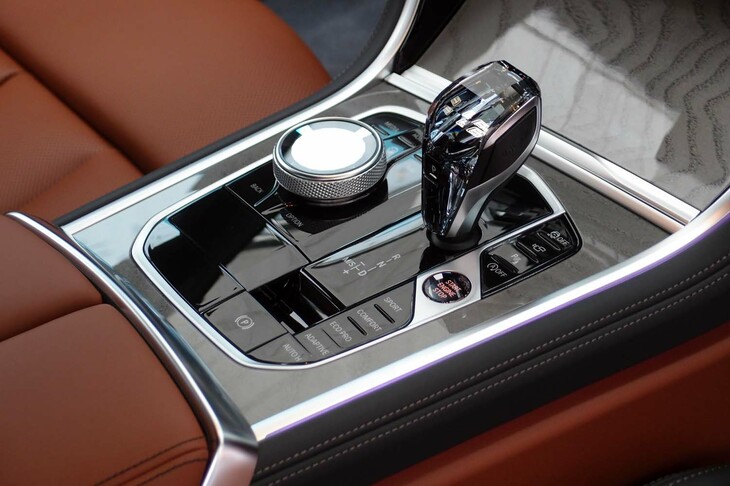 BMW 840d xDriveグランクーペ エクスクルーシブMスポーツ（シフトレバー周辺部）