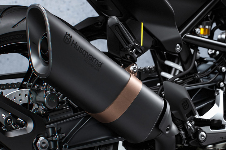 マットブラックのコーティングにグロスブラックの「Husqvarna」のロゴが映えるマフラー。純正アクセサリーとして、アクラポヴィッチ製のマフラーも用意されている。