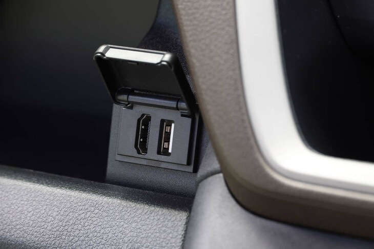 インストゥルメントパネルに備わるUSBポートは、「X」「L」グレードではディスプレイオーディオとのセットオプションとなる。