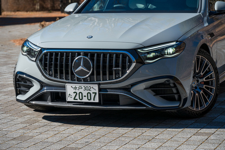 メルセデスAMG専用の縦ルーバーのグリルを装備。昨今のトレンドに沿ってグリルの外周にはLEDが仕込まれている。