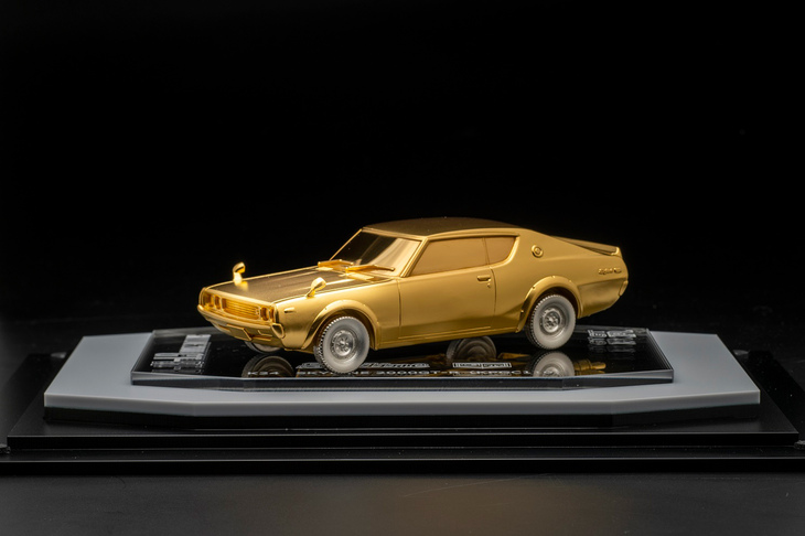 24カラットの金で覆われた「日産スカイライン2000GT-R（C110型）」のモデルカー。タイヤ部分は銀125である。写真は2022年に横浜高島屋に展示されたときの報道資料。(photo：高島屋)