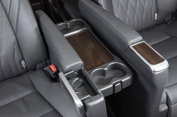 左右の2列目シート間には格納式のテーブルが隠されている。アームレストのものと合わせて、カップホルダーが4つ並ぶ。