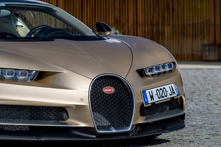 ホースシュー（馬てい）をかたどったフロントグリルはブガッティの象徴。片側4灯のLEDヘッドランプが「シロン」に独特な表情を与えている。