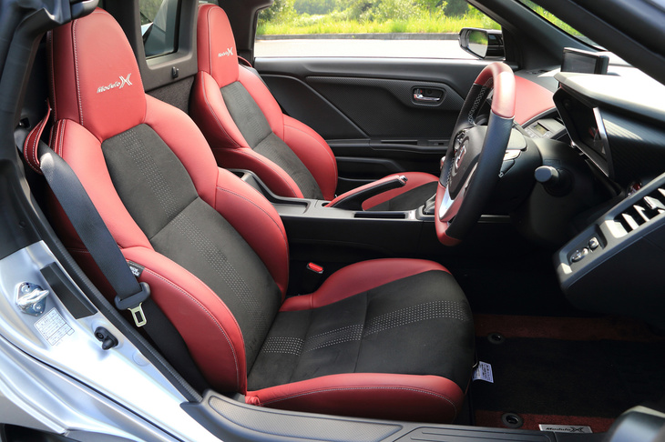 本革とラックススエードで仕立てられた専用スポーツシート。ヘッドレストには「Modulo X」ロゴが添えられる。