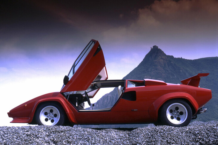 ランボルギーニといえば、「カウンタック」から連綿と受け継がれるシザースドア。ドアが上に開かないことには、話にならないのである。（写真は「カウンタック5000クアトロバルボーレ」）