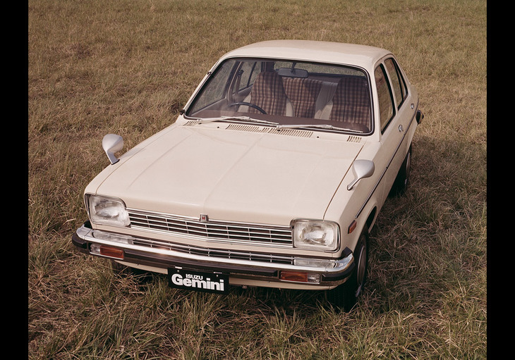 1974年に登場した初代「ジェミニ」は、「オペル・カデット」の姉妹車だった。