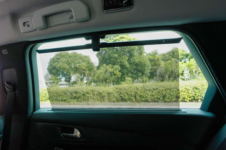 後席窓にはサンシェードが装備される。