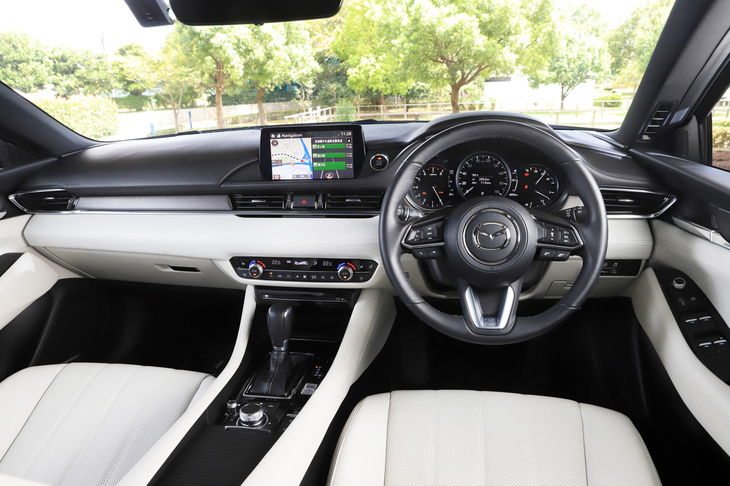 従来型からインストゥルメントパネルとドアトリムを大幅にデザイン変更。コンソール上のディスプレイも、7インチから8インチに大型化した。「アテンザワゴン25S Lパッケージ」ではフレームレスタイプの自動防げんルームミラーや、ダッシュボードに新素材「ウルトラスエード ヌー」を世界初採用する。