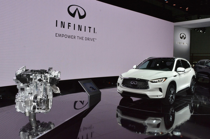 インフィニティのメインステージに展示されていた、可変圧縮比エンジン「VCターボ」とそれを搭載する「QX50」。