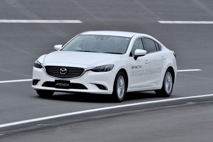 GVC搭載の「アテンザセダン」でテストコースの外周路を行く。