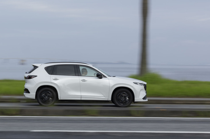 足まわりについては、シミュレーション技術を用いたベースモデル開発によってサスペンションの調律を最適化。ダンパー減衰の初期応答を可能な限り高めたうえで、バネレートを低めに設定することで、路面からの突き上げを抑えたソフトな乗り心地を実現している。