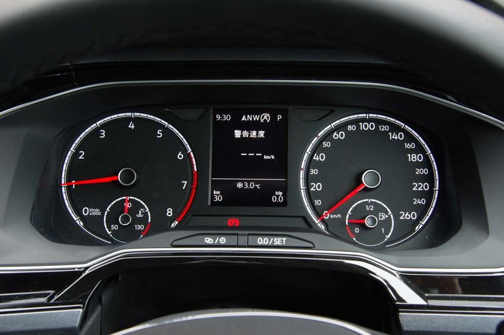 メーターパネルはシンプルな2眼式を採用。フル液晶タイプなどは用意されないものの、視認性は良好だ。