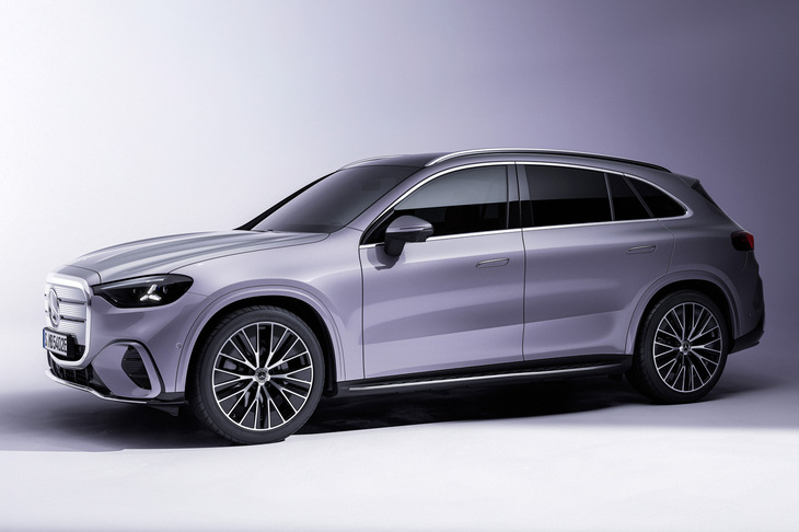 新型「GLC」のフロントクオータービュー。　
	清水「そういえば、BEV専用車なのにもう『EQ～』って車名じゃないんだね」　
	ほった「いろいろ、戦略の転換があるみたいですよ」