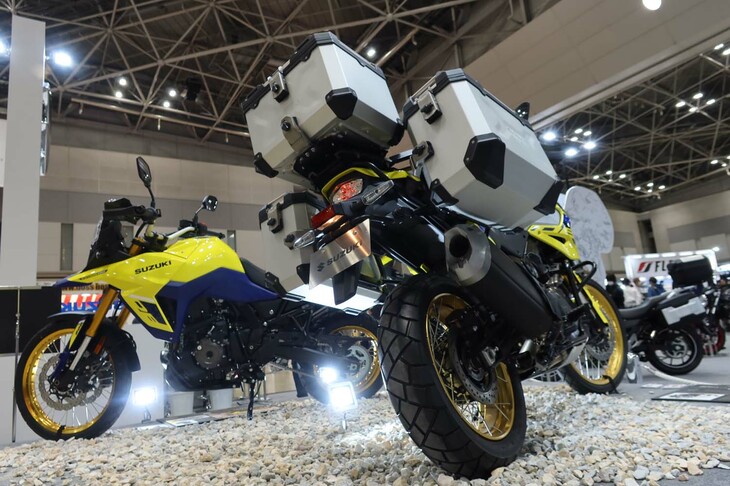 スズキVストローム800DE（写真左）とVストローム1050DE（同右）