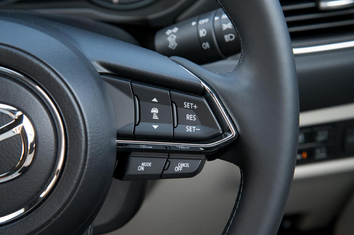 ステアリングホイールに装備されるアダプティブクルーズコントロールの操作スイッチ。「CX-8」では同システムが「25S」を除き全車に採用されている。