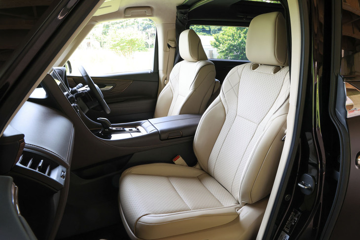 フロントシートは、基本的にベースとなった「エグゼクティブラウンジ」の装備やデザインを継承。PHEV化されても、前席を含めた室内空間設計にほとんど影響がないのには感心する。