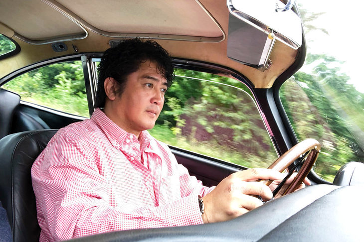 「DB4」のステアリングを握る筆者。