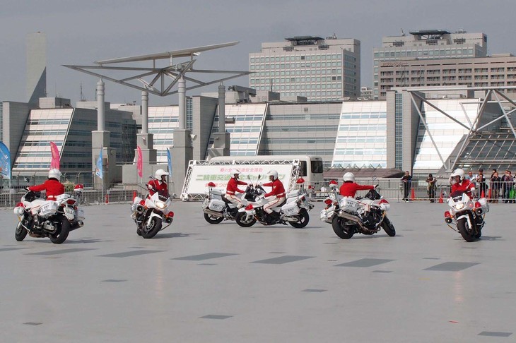 女性白バイ隊員による華麗なデモンストレーション。