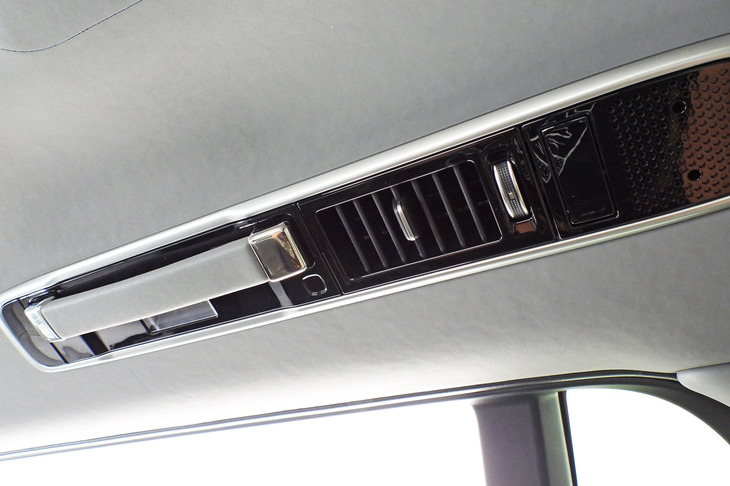 レンジローバーSVビスポーク1858エディション（アシストグリップまわり）