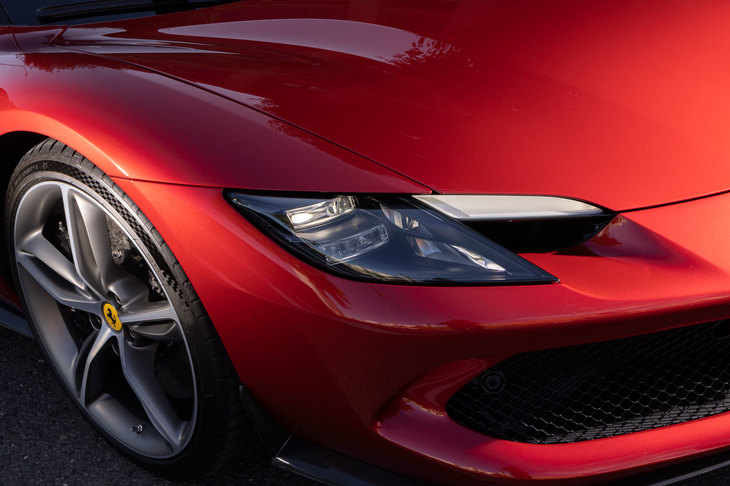 ヘッドランプの内側に設けられたエアダクトは、フロントブレーキを冷却するためのものだ。