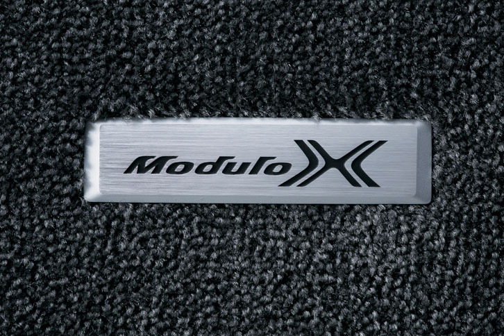 専用フロアマットに光る「Modulo X」のロゴ。オーナー心をくすぐる。
