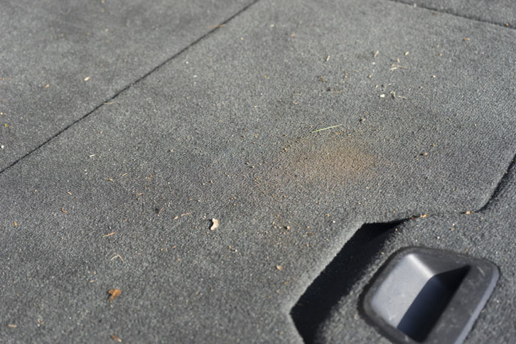 キャンプ場で道具を置いた時点から、土、芝、葉っぱなどが乗ってくる。（著者撮影）