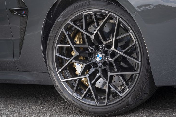 タイヤサイズはフロントが275/35ZR20で、リアが285/35ZR20。テスト車は非ランフラットの「ピレリPゼロ」を履いていた。