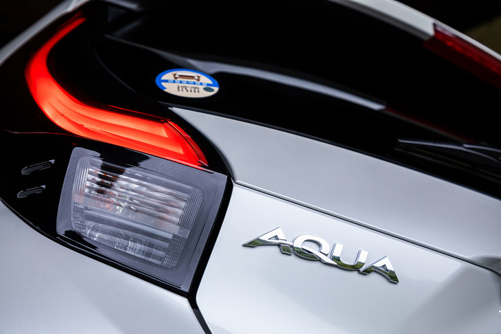 今回の試乗車は新型「アクア」のトップグレードとなる「Z」のFWD車。ボディーカラーはオプションの「プラチナホワイトパールマイカ」をまとっていた。車両本体価格は240万円。