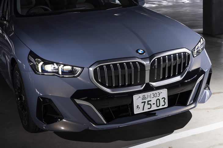 フロントには「Mスポーツバンパー」を装備。「523i Mスポーツ」にはないシルバー加飾が加わるのが「エクスクルーシブMスポーツ」ならではのポイントだ。