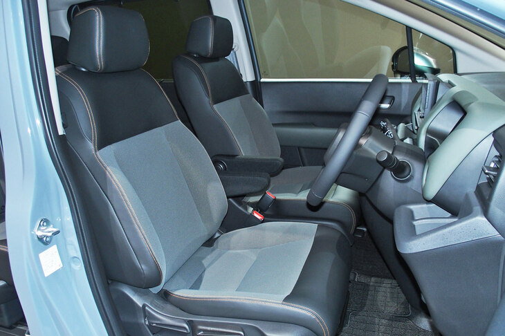 インテリアの仕様も「エアー」とは異なり、アクティブさを表現したというブラックとカーキのツートンカラーでコーディネートされる。