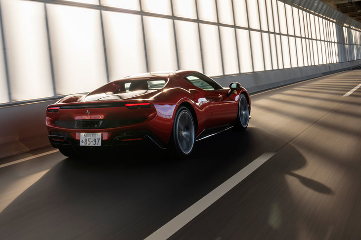 今回の試乗では、218kmの距離を走って27.8リッターのガソリンを消費。参考燃費は満タン法で7.8km/リッターとなった。最高出力830PSのスーパーカーとしては存外の数値で、これもまた、フェラーリが証明に臨んだ「テクノロジーの可能性」の一面といえるだろう。