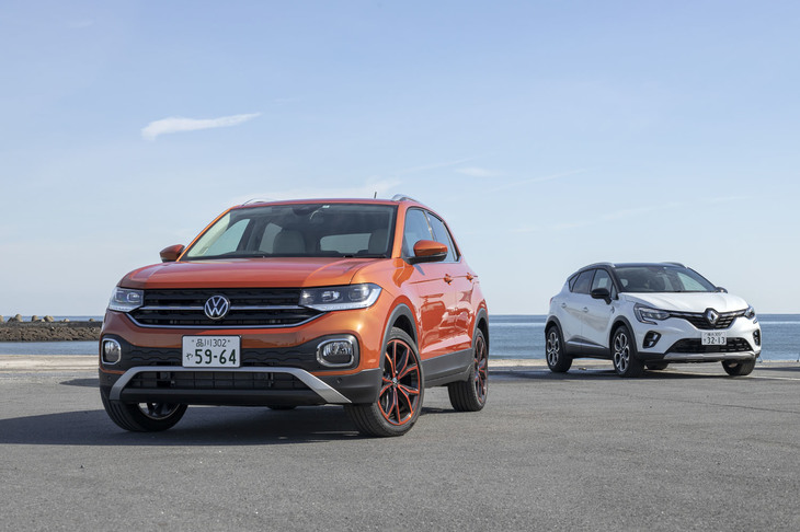 「Tクロス」（左）と「キャプチャー」（右）。Tクロスのボディーサイズは全長×全幅×全高＝4115×1760×1580mmで、フォルクスワーゲンらしい端正なフロントフェイスとスクエアなフォルムが特徴だ。