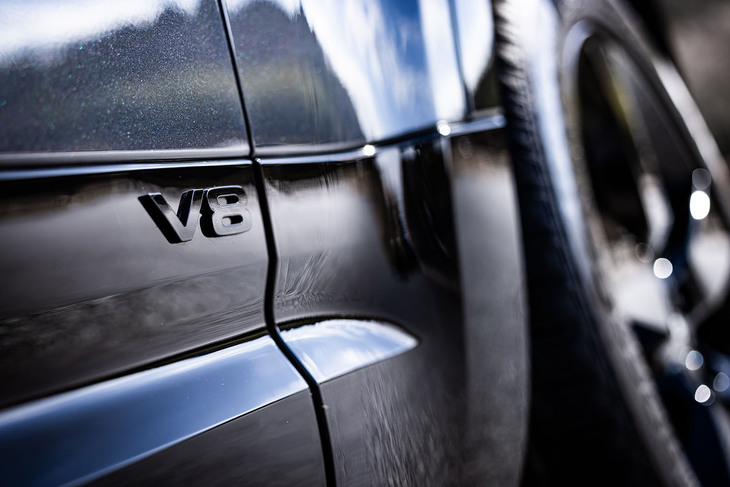 「ディフェンダー130 V8 P500」のサイドパネルには「V8」のエンブレムが備わる。今回の試乗車は、17万5000円の有償オプションとなる「エクステンデッドブラックエクステリアパック」が選択されていた。