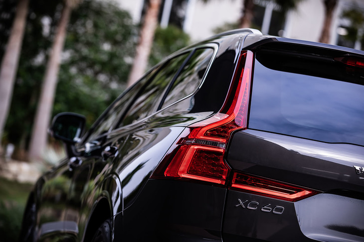 今回試乗した「XC60 B5 AWDインスクリプション」は、2リッター直4 ターボに48V駆動のスターター兼発電機を組み合わせたマイルドハイブリッド車。車両本体価格は749万円。